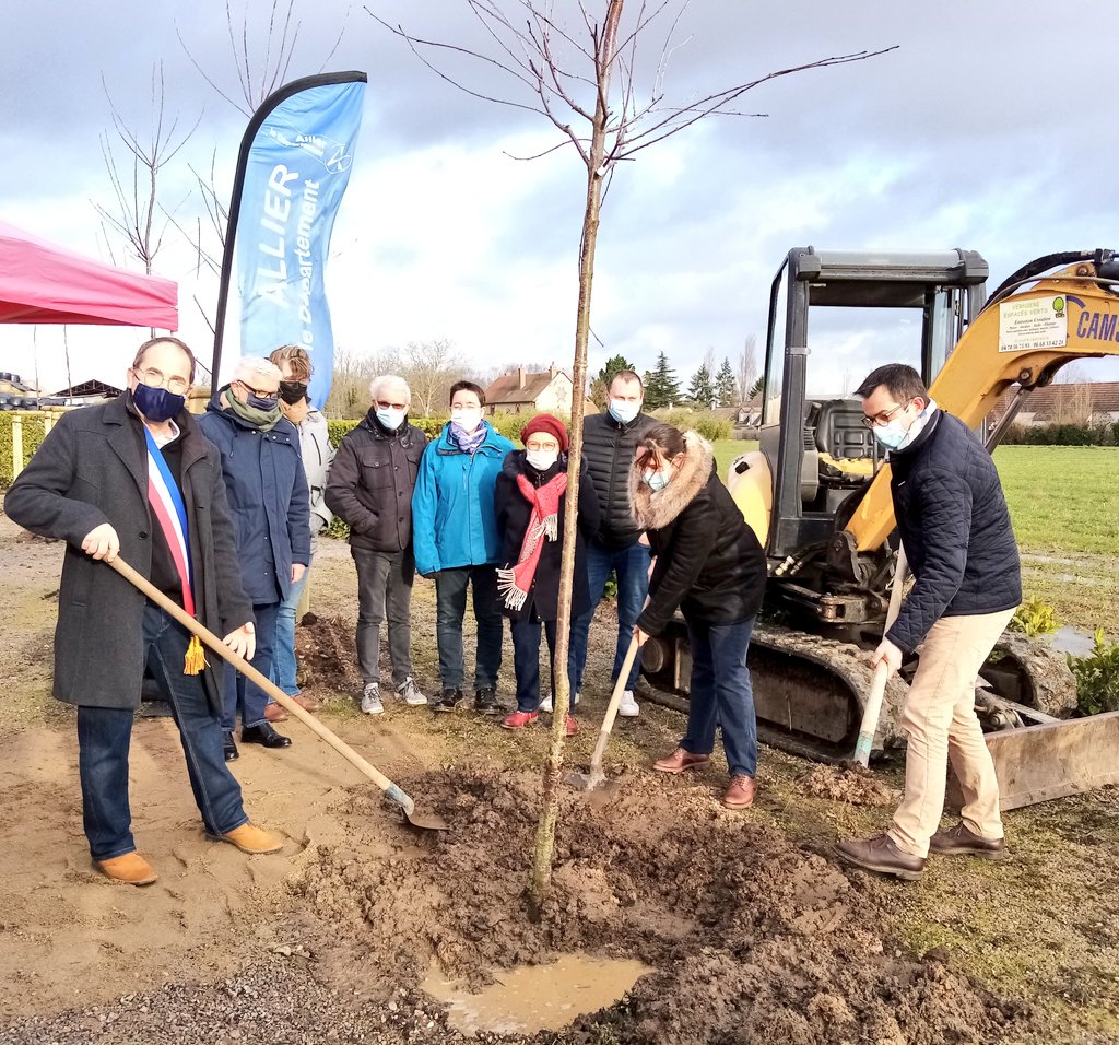 claude_riboulet's tweet photo. 🌳🌳🌳111 #arbres plantés à #Bayet grâce au  @Allierdpt avec la participation d'entreprises implantées sur la commune: @TotalEnergiesFR, @Veolia_FR et #Secanim. Objectif du @Allierdpt: 1 arbre par habitant planté d'ici 2028 soit 350 000 arbres ! https://t.co/OwCNwW9lP2