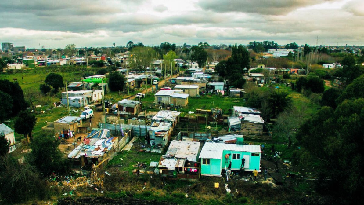 Ciudadanía y ciudades que reivindiquemos los #DDHH, propiciando y gestionando el derecho a la vida para el presente y también generando los puentes para las próximas generaciones. No podemos permitir que niñas y niños tengan como sueño tener un lugar donde vivir … 🧵