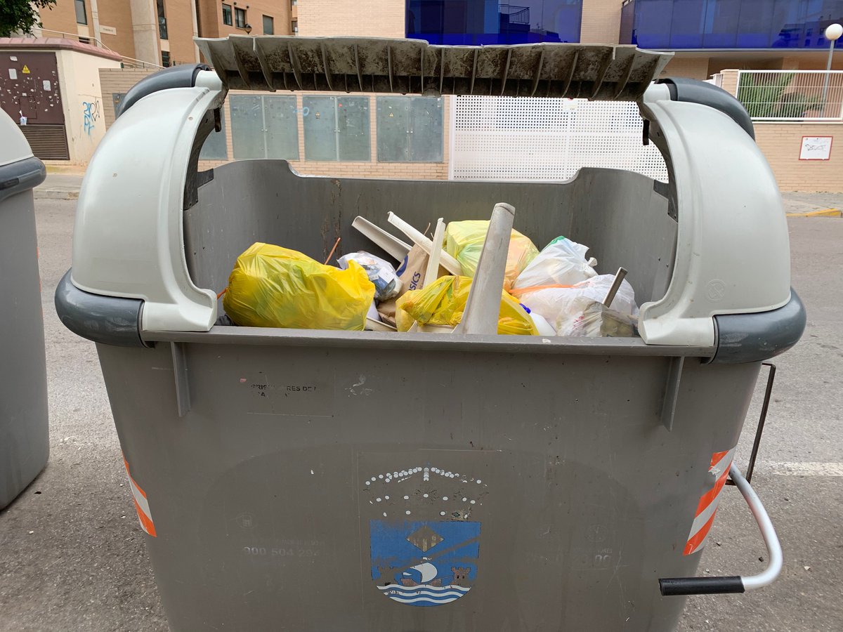 carertv's tweet photo. @AjtVilaJoiosa más de un mes sin reparar este contenedor en la zona de la cala. Dejadez y falta de sensibilidad y civismo del ayuntamiento. https://t.co/FLR6lXs02F