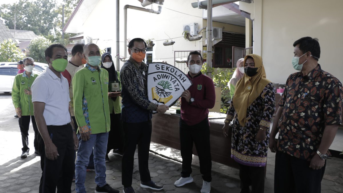 3 Sekolah Terima Penghargaan Sekolah Adhiwiyata dari DLH Kabupaten Belitung - s.id/-LOpM