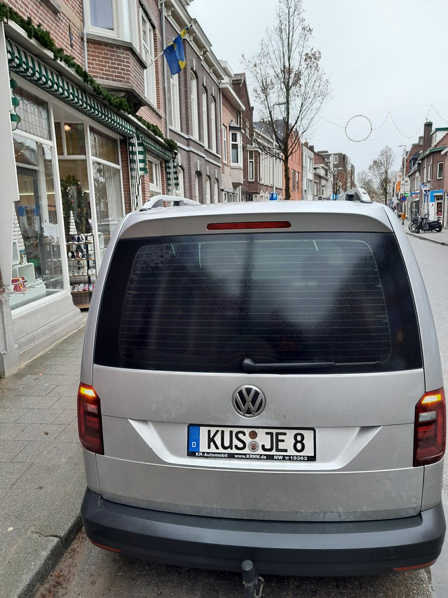 Lachen om een Duitse auto? Dit model geeft geen aanleiding, het nummerbord des te meer!