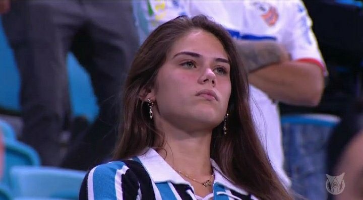 entreaspasfut's tweet photo. como o grêmio tem coragem de fazer isso com uma mulher dessas? covardes não passarão, se estiver precisando de consolo estou aqui linda https://t.co/V5M0PHYHc4