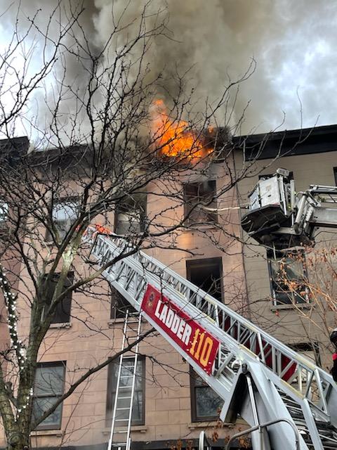 Michael Dewan retweeted:
 
			
 
			 
 
				#Brooklyn *4th Alarm* Box 0459. 132 Montague St off Henry. Fire 4 story mixed occupancy #FDNY DOWNLOAD OUR APP FOR ASSIGNMENT & UPDATES