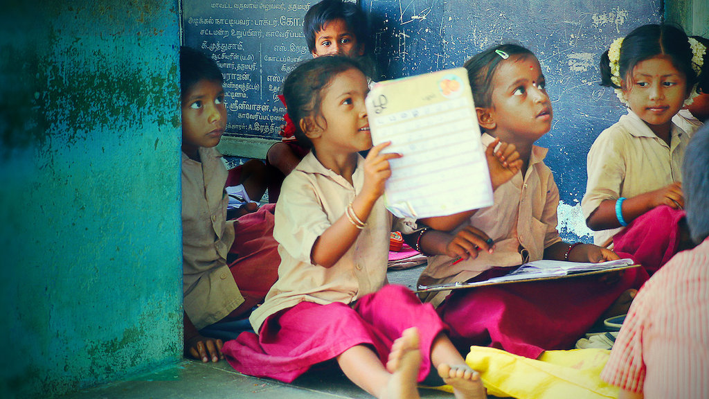 In de 4-delige Netflix-serie ‘Daughters of Destiny’ zien we hoe de kleine Thenmozhi thuis met haar moeder, die weduwe is, dagelijks honderden luciferdoosjes plakt om rond te komen. Op school wisselen blijdschap en zorgen zich af. 
lnkd.in/gAnYkrEY
#onderwijsfilmvandeweek