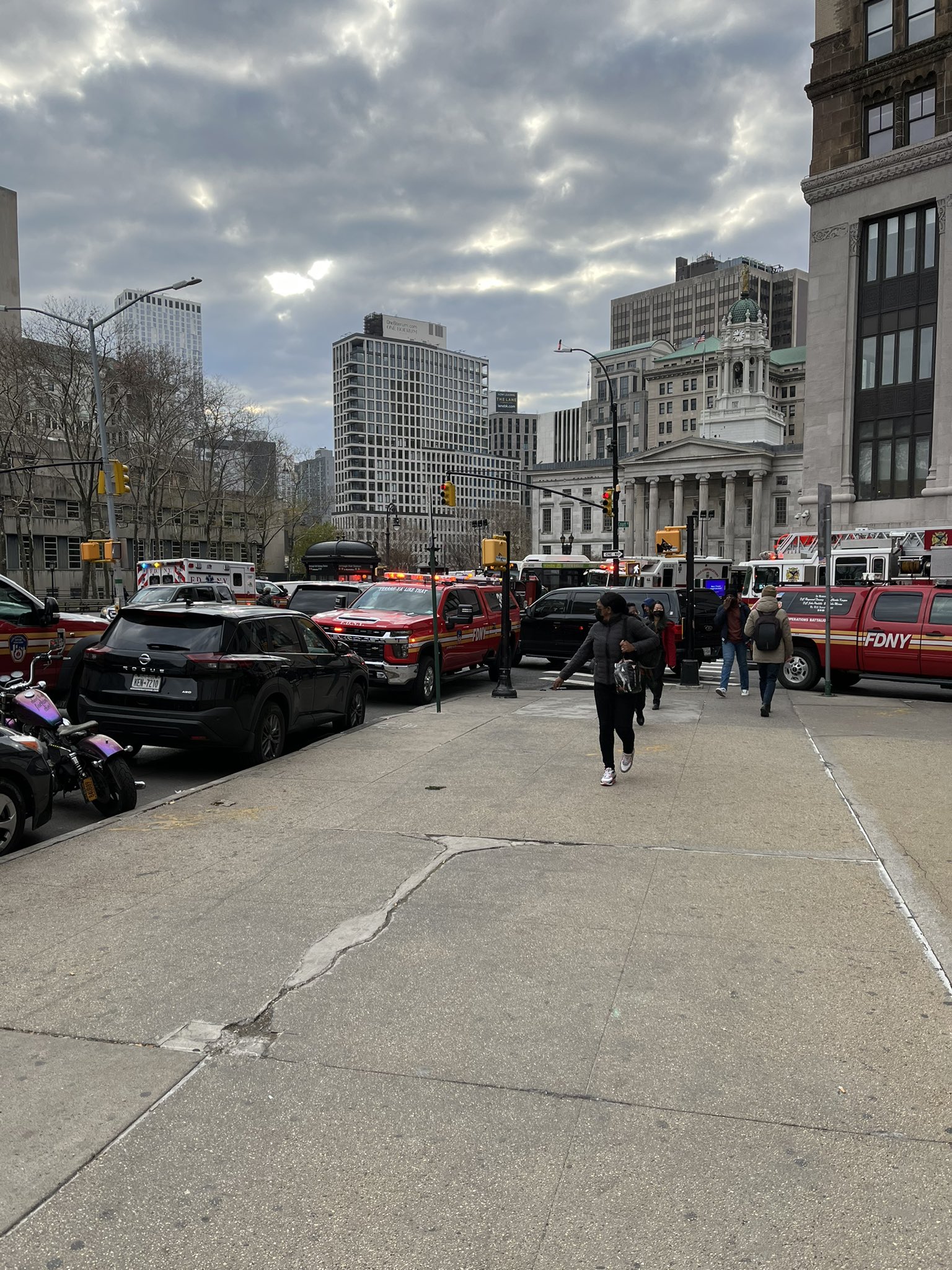 Avoid downtown #Brooklyn off Court Street and surrounding area as firefighters battle 4-alarm fire.