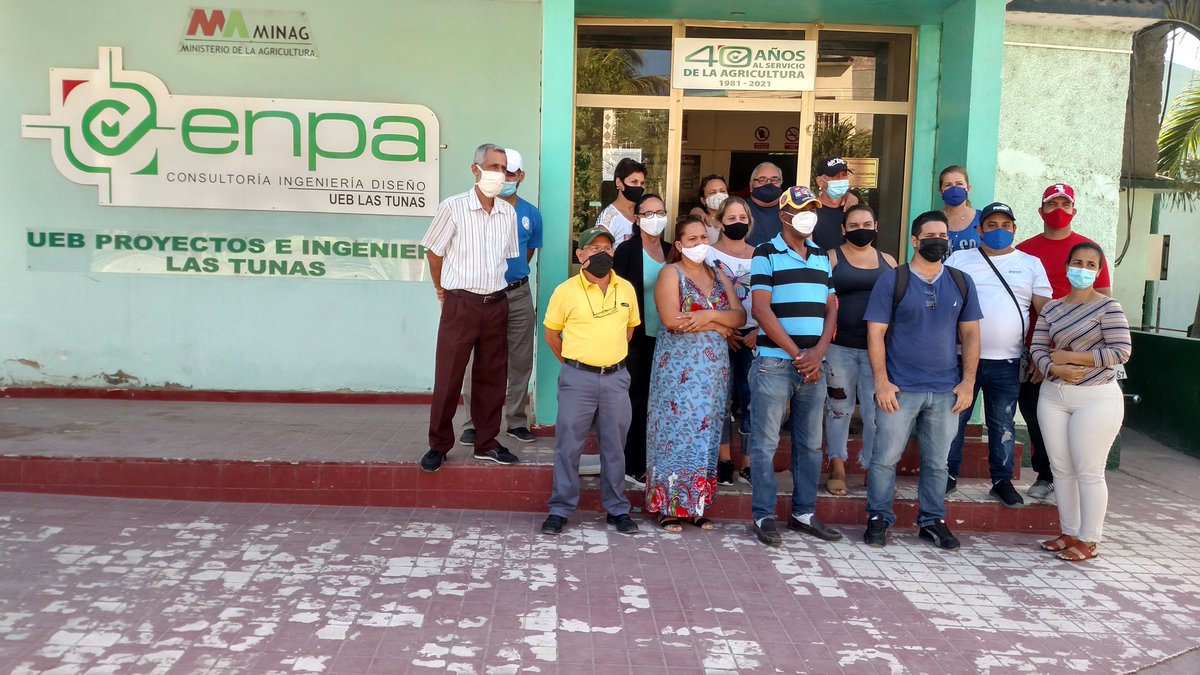 enpalastunas's tweet photo. Otorga el Sindicato Agropecuario, Forestal y Tabacalero de la provincia Las Tunas la Placa Conmemorativa del 5to Aniversario a la ENPA Las Tunas en reconocimiento a todos los trabajadores  de la UEB.  ¡Muchas Felicidades ! https://t.co/teToJFfGeX