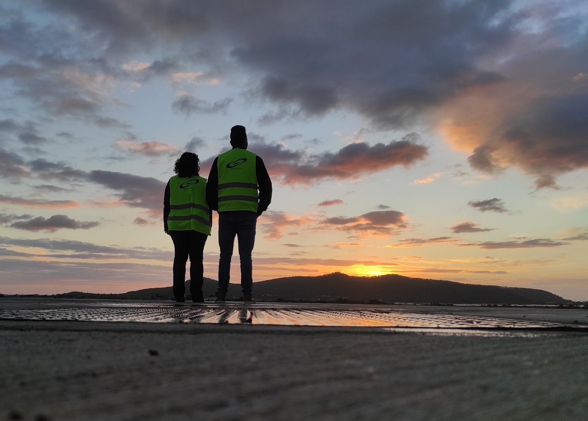 Nuestros compañeros del equipo de AT SEGOPE mientras amanecía en el aeropuerto de Ibiza, ¡algunos madrugones merecen la pena! 

#aeronáutica #aeropuertos #Ibiza