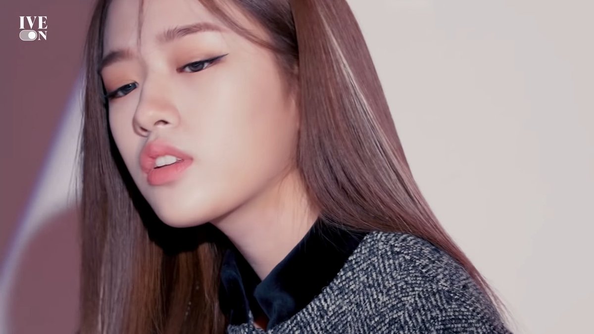 yujinthinkr's tweet photo. OBSESSED WITH AN YUJIN FROM IVE https://t.co/mFCty07Xlz
