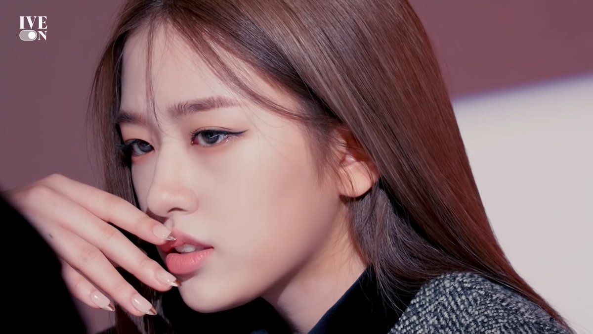 yujinthinkr's tweet photo. OBSESSED WITH AN YUJIN FROM IVE https://t.co/mFCty07Xlz