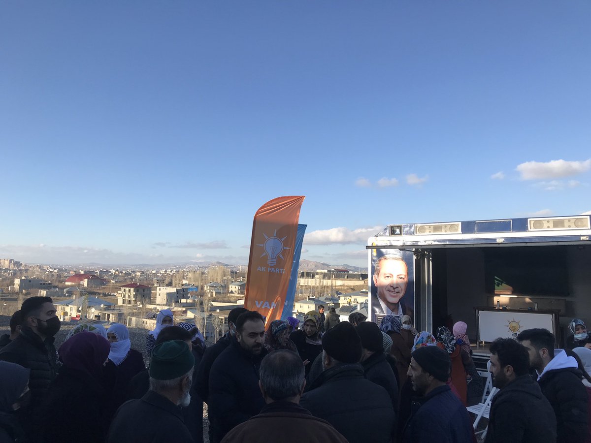 SezerBayrmoglu's tweet photo. 📍 Şabaniye Mahallesi

Çayüstü mevkiinde konumlandırdığımız mobil iletişim aracımızda mahalle sakinlerimizi misafir ederken, kadın kolları teşkilatımızda hane ziyaretlerine devam etti.

Edremitte girilmedik sokak, çalınmadık kapı bırakmamak için gayretle çalışmaya devam. https://t.co/gAfJEpsXEL