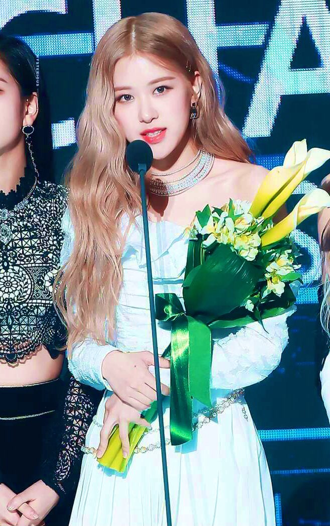 Bây giờ vote twitter chính là cơ hội cuối cùng để cta có thể tạo bức phá cho Rosé lọt top10 rồi. Hãy cố gắng vote đến 11/12 nào fansé ơi lẽ nào mn hk muốn cj bé đi nhận giải à 
🔥🔥🔥🔥🔥
I vote #MAMAVOTE #rosé