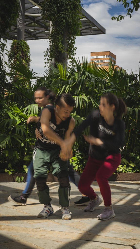 betmorestudios's tweet photo. Un compañía de danza contemporánea que llamo mi atención !! @entretanto.danza https://t.co/aZZnFJWI8n