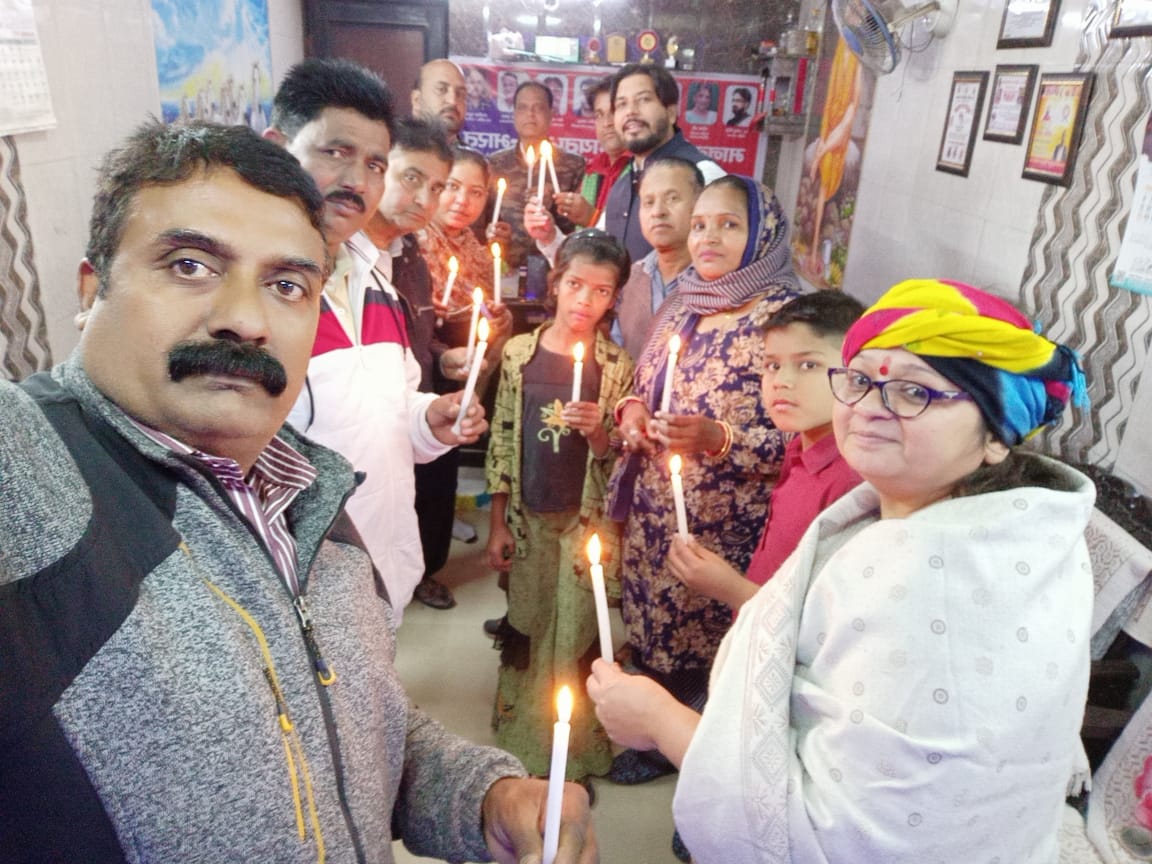 UpdeshTripathi's tweet photo. मानवाधिकार सहायता संघ की गाजियाबाद टीम द्वारा CDS बिपिन रावत जी व अन्य जवानो को कैंडिल मार्च निकाल कर श्रद्धांजलि अर्पित की गई।
#बिपीन_रावत_श्रद्धांजली https://t.co/YKqbTOOmtR