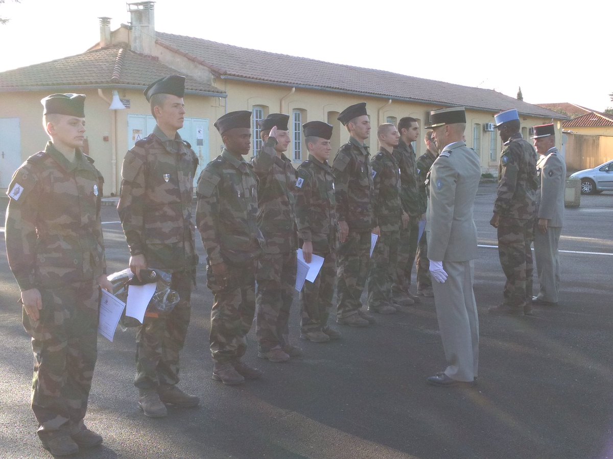 CFIM_1RMAT's tweet photo. Remise de l'attestation de fin de formation initiale.
Fin de formation au @CFIM_1RMAT pour les engagés volontaires des 2 sections du 4 et 6e RMAT de la promotion 85 qui ont reçu leur #AFFIM cet après-midi, ainsi que leur calot offert par la Fédération du Matériel. https://t.co/t91A4xvNC8