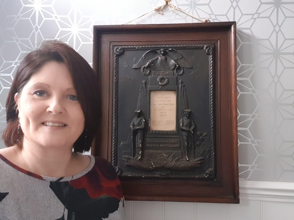 hfmnews's tweet photo. A plaque dedicated to the memory of a WW1 soldier – found is a school cupboard in Kibworth – has been reunited with his family after an appeal on Hfm:

https://t.co/jHaioqki0G https://t.co/bJgeKhOrwu
