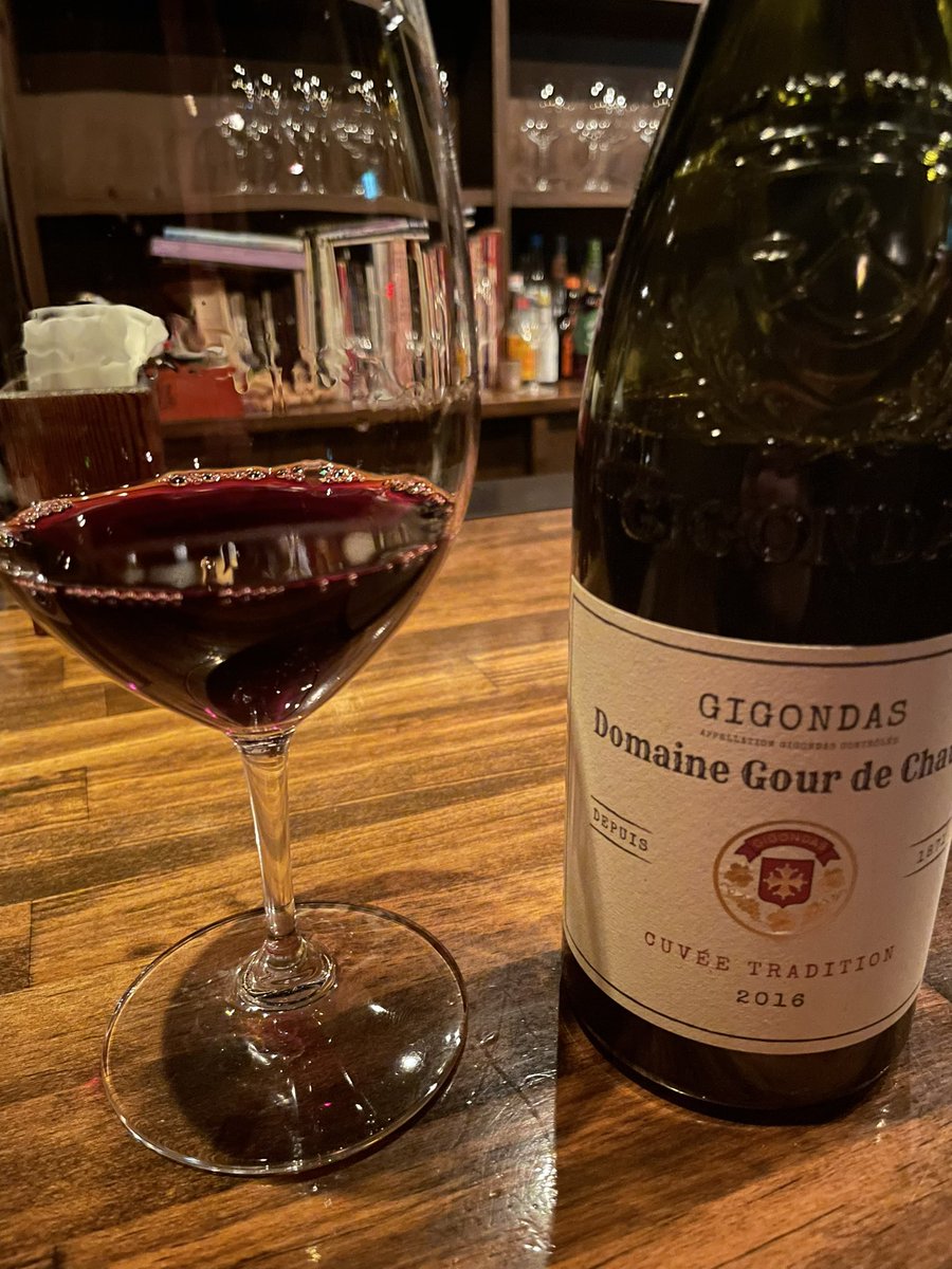 miya_wasabi's tweet photo. 週末の始まりをワインとリンゴのコンポート（お通し）で💫
J’ai commencé le week-end avec les vins🍷

#cheverny
#mareil 
#gigondas https://t.co/O1nwQUB33v