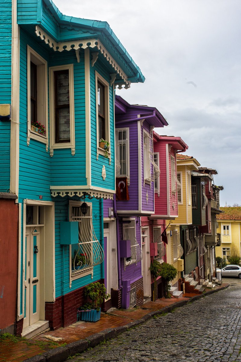 Senin sokağında gece yağmur yağıyordu
Ben zayıftım, çabuk ıslanıyordum
Bana sevmek yaramıyordu
Ben sevilemiyordum

Adgar Allen Poe