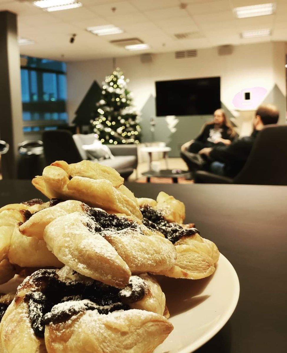 The best way to spread pre-Holiday Cheer is to have a festive team breakfast together and open up some gifts. 😋🎁
#frendszone #frends #teambreakfast