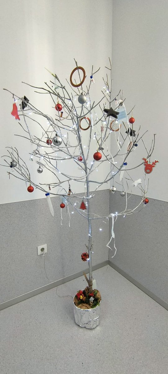IcytSc's tweet photo. Pues ya quedó montado, y algunas puertas, con sus adornos y todo, que aquí el personal, cuando se pone, se pone! 
#TuneadoNavideño https://t.co/VDA6pHreQk