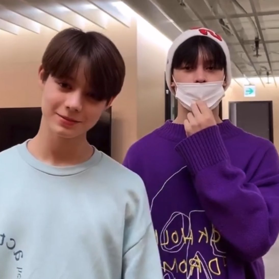 โห ใจเย็นหน่อยได้มั้ยคับน้อนๆ ใจพี่มันเต้นตึกตักพึ่บพั่บๆๆๆๆๆ กระพือปีก1 หล่อไม่ต้องตะไบทั้งคู่😭