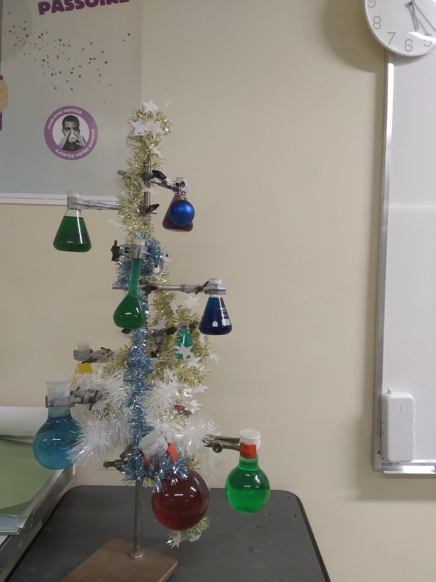 Lcardune's tweet photo. Les élèves de terminale STL biotechnologies du lycée Jean Monnet de Franconville décorent leur laboratoire aux couleurs de saison 🎄 https://t.co/JzBoOlwX0E