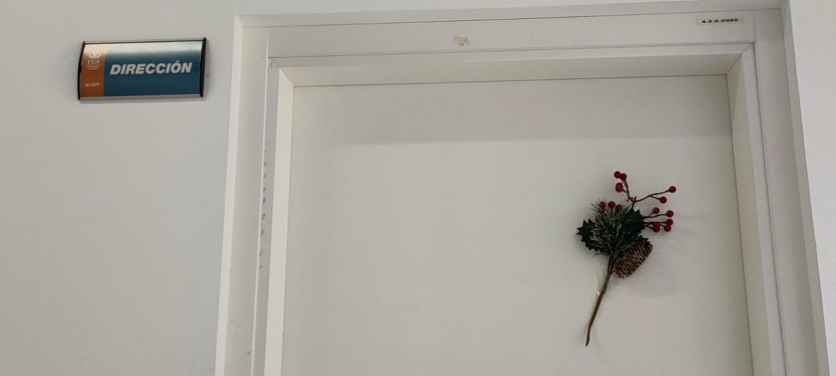 IcytSc's tweet photo. Pues ya quedó montado, y algunas puertas, con sus adornos y todo, que aquí el personal, cuando se pone, se pone! 
#TuneadoNavideño https://t.co/VDA6pHreQk