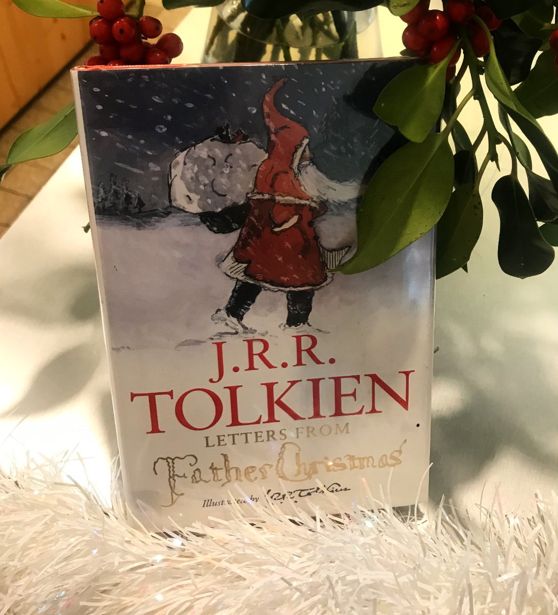 CiteTapisserie's tweet photo. En attendant Noël, le CRBAC vous invite à plonger dans l'univers du vieux monsieur venu du nord avec "Les lettres du Père Noël" du tout aussi célèbre J.R.R. Tolkien
Et vous, vos lettres sont prêtes ? 
#VendrediLecture #Noel #Tolkien #AubussontisseTolkien #Aubusson https://t.co/8GJouFGD3l