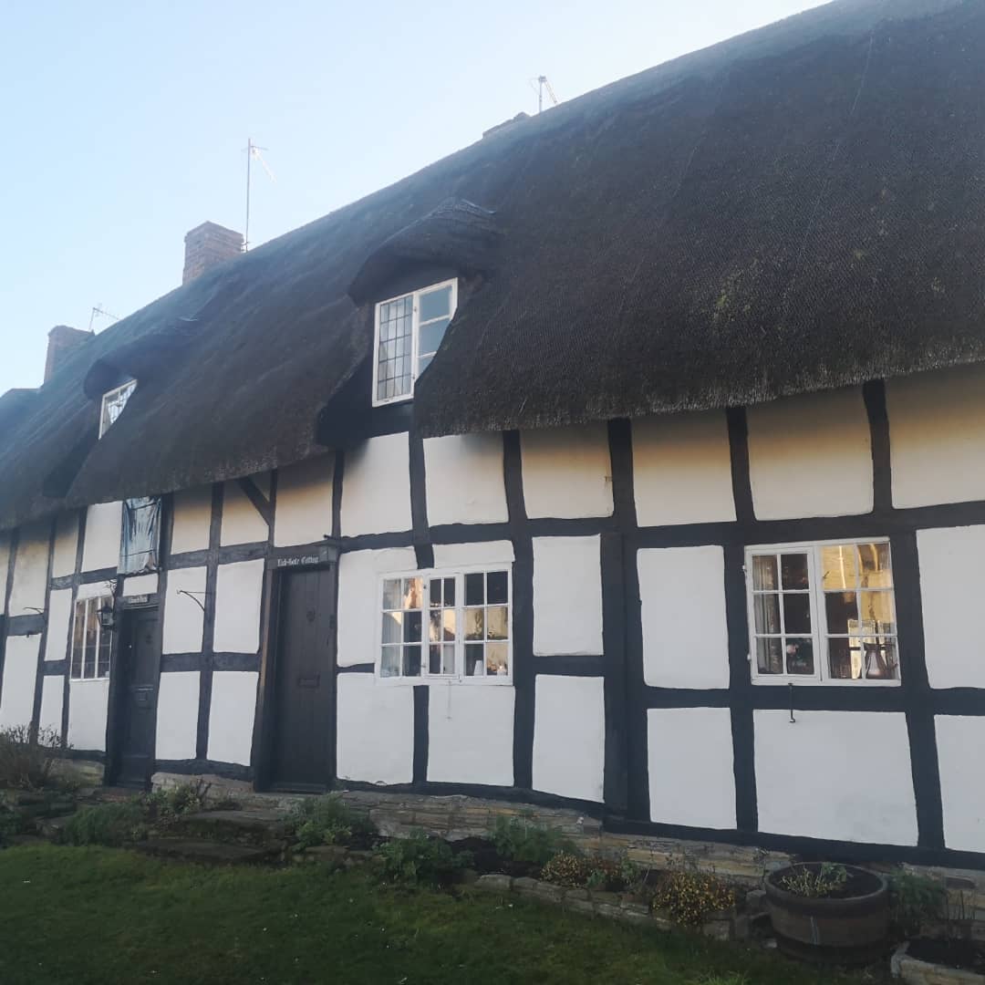 cardiffvan4you's tweet photo. Exemple of thatched houses from. Warwickshire #heritage #warwickshire #avon #cottege #thatchedcottage #thatchedroof https://t.co/kDczMy1jtX