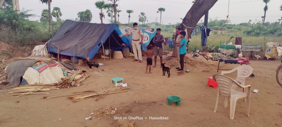 EGDISTPOLICE's tweet photo. అర్బన్ జిల్లా పరిధిలో ఉన్నత అధికారులు నుంచి క్షేత్ర స్థాయి పోలీసు అధికారులు అంతా బృందాలుగా ఏర్పడి, ఇటివల రాష్ట్రంలో నగర శివారుల్లోని తాళాలు వేసిన ఇళ్ళు దొంగతనాలకు పాల్పడుతున్నా చెడ్డీ గ్యాంగ్ గురించి అప్రమత్తమై క్షుణ్ణంగా (1/2)
@dgpapofficial
#CurbCrime
#SurpriseChecks https://t.co/zDlDGvnsbO