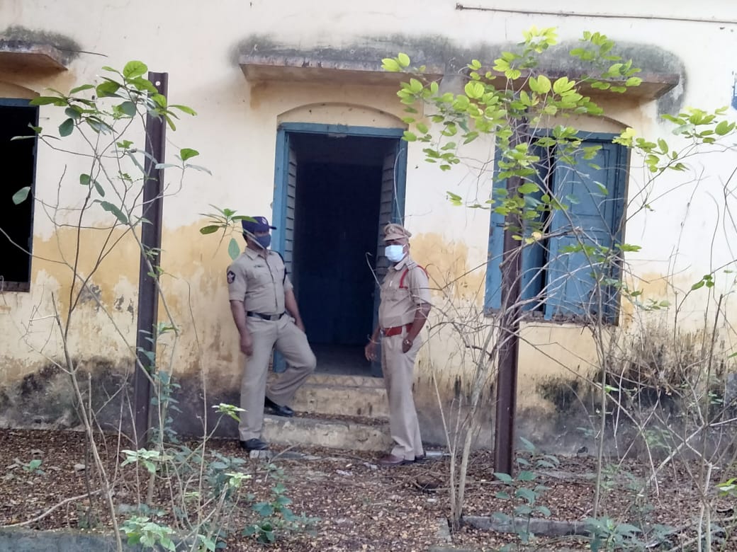 EGDISTPOLICE's tweet photo. అర్బన్ జిల్లా పరిధిలో ఉన్నత అధికారులు నుంచి క్షేత్ర స్థాయి పోలీసు అధికారులు అంతా బృందాలుగా ఏర్పడి, ఇటివల రాష్ట్రంలో నగర శివారుల్లోని తాళాలు వేసిన ఇళ్ళు దొంగతనాలకు పాల్పడుతున్నా చెడ్డీ గ్యాంగ్ గురించి అప్రమత్తమై క్షుణ్ణంగా (1/2)
@dgpapofficial
#CurbCrime
#SurpriseChecks https://t.co/zDlDGvnsbO