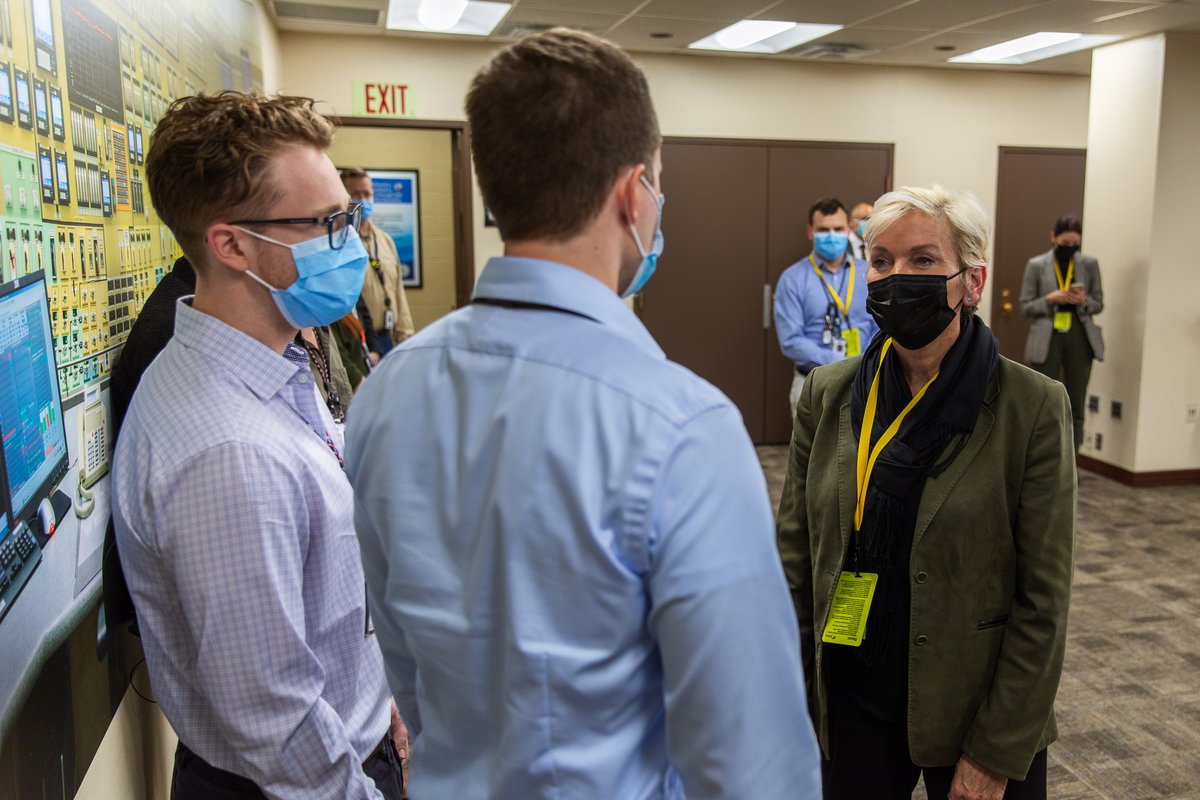 CEGCleanEnergy's tweet photo. We were honored to welcome @SecGranholm at our Braidwood Generating Station yesterday. Plant employees highlighted the economic &amp; environmental benefits of #nuclear and investing in clean energy to combat #climate change. https://t.co/5YDq02FfXi https://t.co/UvUzcUpivL