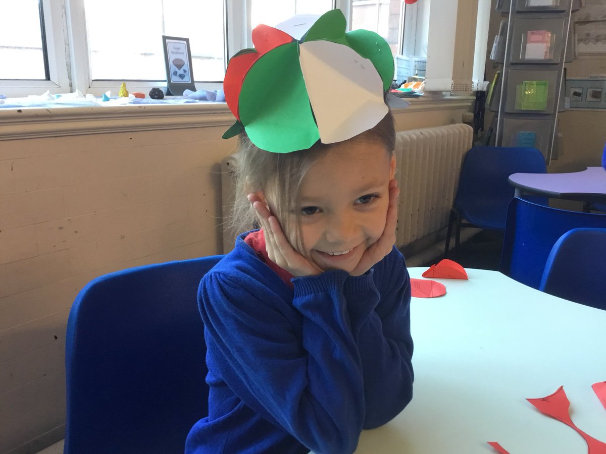 HTPS_Year3's tweet photo. Having fun making Christmas icosahedrons in Year 2 this week @HTPS_Year3 #HTPSM&N @BigMaths #HTPSACL https://t.co/w7s2ZV1TVp