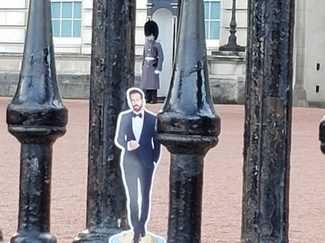 AnecdotAli's tweet photo. She said she'd be out in a few minutes... it's been 3 hours.  #RyanOnAnIsland #London @VancityReynolds @Mintmobile @DeanAlioto https://t.co/cS4HGomadj