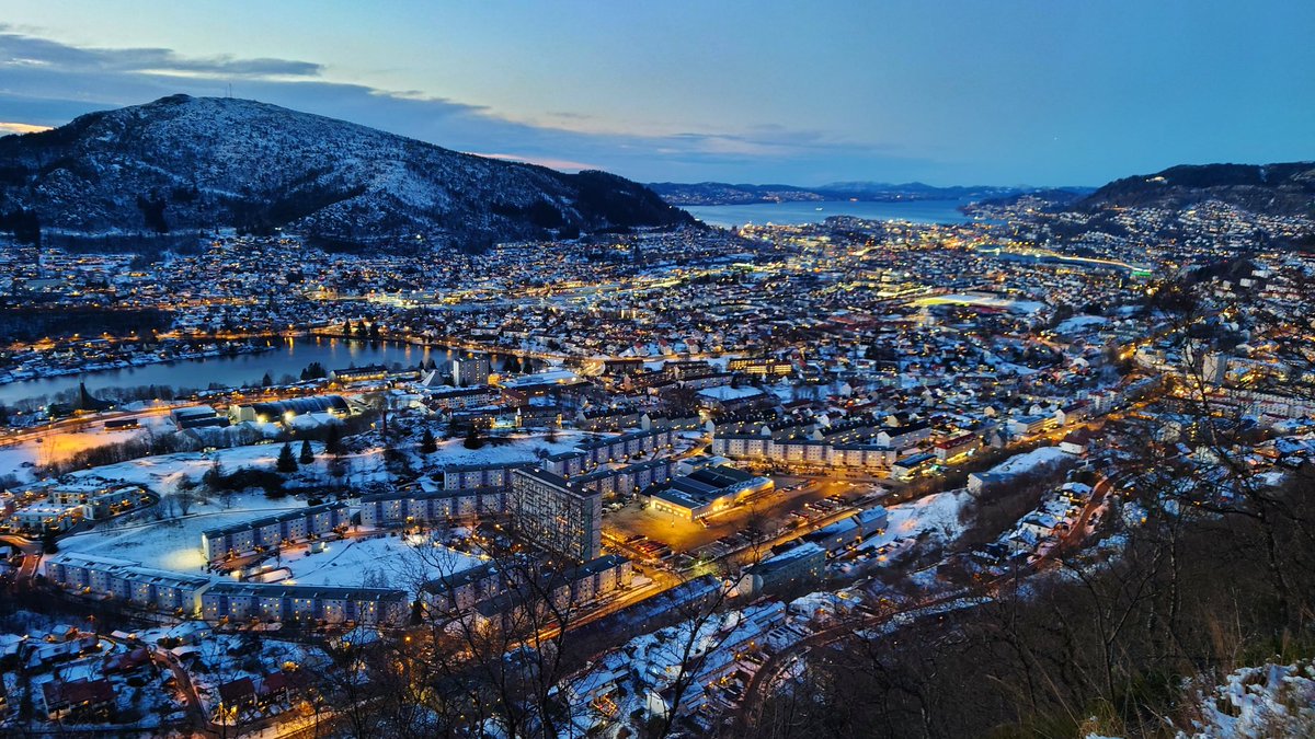 KatjaEnberg's tweet photo. While Bergen is gliding into a lock-down like conditions, I just want to share some prettiness from yesterday's afternoon walk. We can still go out...! #bergen #winter #omikron #nature #city https://t.co/sqj9YgDyyr