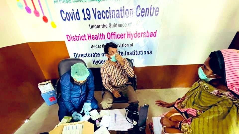 AbdulHameedMug2's tweet photo. What is our demand ??
#RegularizeCovidDoctorsSindh 
Isn’t it our right ?
Don’t we deserve ?
Aren’t we capable or experienced ?
Media persons , layers , engineers , politicians , bureaucrats , judges everyone got facilitated but today all r silent 🤫
@BBhuttoZardari @AzraPechuho https://t.co/JRYuw0ZsOw