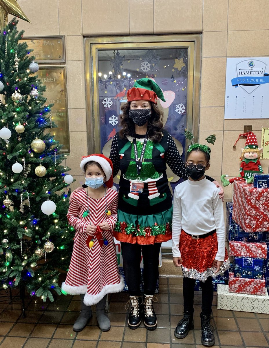 Sparkle twinning on Holiday Lights day! #HamptonShines ⁦<a href="/blockparty_200/">Liz Block</a>⁩ ⁦<a href="/Hampton_Street/">Hampton Street</a>⁩ #Mineolaproud