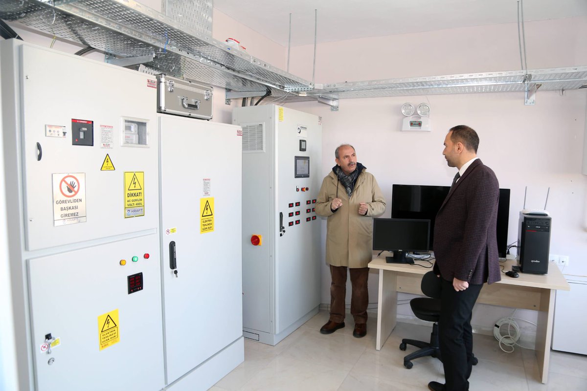 baskanozdemirr's tweet photo. YEŞİL ENERJİ EVİ’ni gördünüz mü 🤩 

Niğde Ömer Halisdemir Üniversitesi yerleşkesinde;

🔹Yaklaşık 250 m2 kapalı alan 
🔹2000 m2 açık alana sahip 🔹Güneş enerjisi kaynaklı 
🔹20 kW’lık kesintisiz elektrik üretecek 
🔹Tamamen çevreci bir sistem

Niğde’mize hayırlı olsun ☺️ https://t.co/bjosrRsDhx