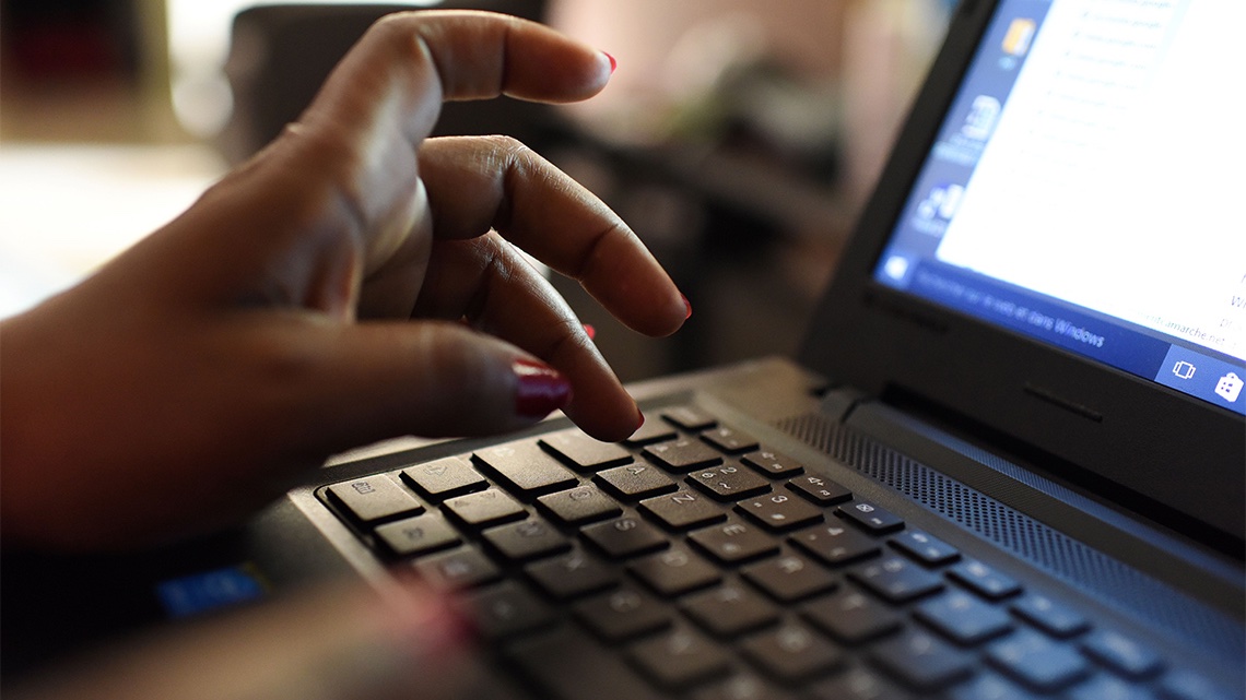 UofT's tweet photo. With cyber scams on the rise, #UofT expert Shannon Howes offers tips on how to protect yourself 💻 https://t.co/Ukc4R6uq6Y https://t.co/4jtuscp9Lw