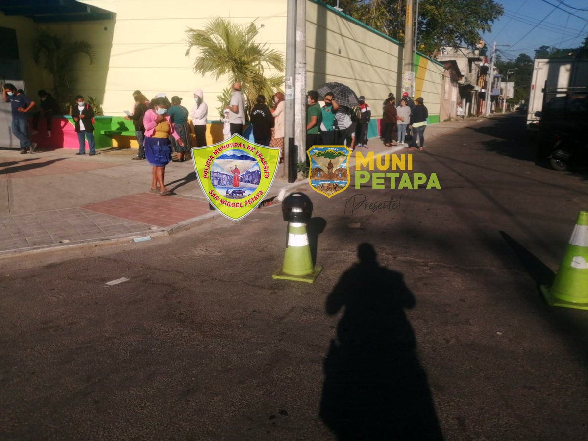 PMT_PETAPA's tweet photo. #TránsitoPetapa le informa: el día de hoy viernes y mañana sábado JORNADA DE VACUNACIÓN CONTRA COVID-19, para estudiantes de 12 a 17 años y sus familiares.
Actividad se desarrollará en horario  de 8:00 a 17:00 horas, en la Escuela Oficial de Villa Hermosa 2, sector2.Llevarpartida https://t.co/tSoVkTAe65