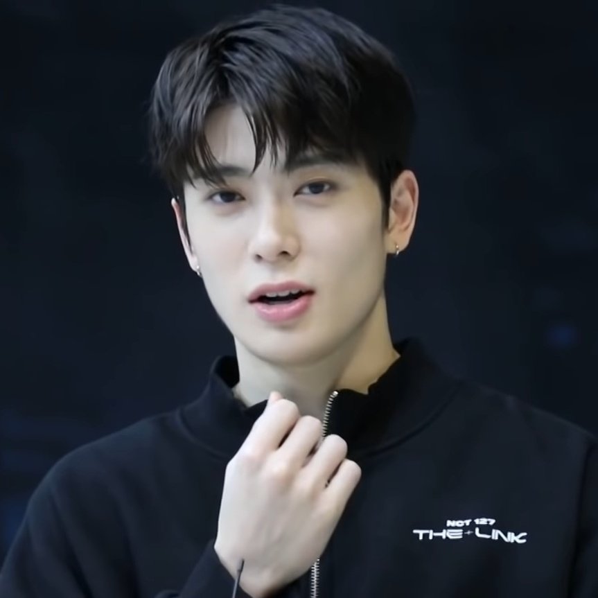 his short hair is my new obsession