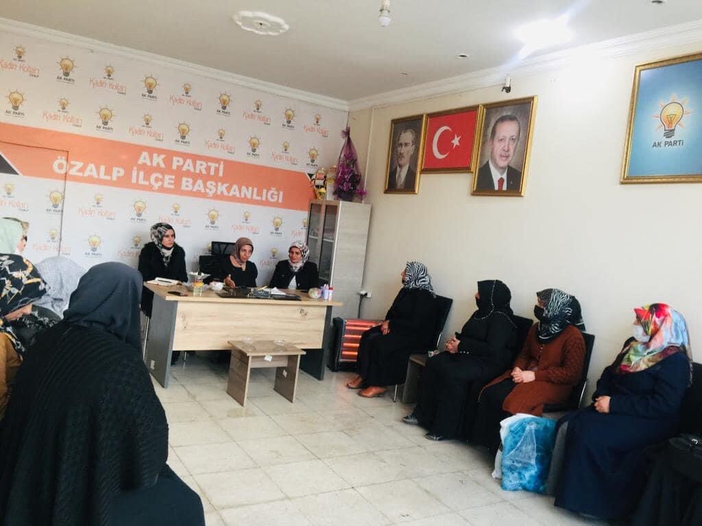 havvaduran65's tweet photo. 📍ÖZALP
İkinci durağımız #Özalp
Gayretli çalışmalarından dolayı ilçe kadın kolları başkanımız Ayten ĞÜMÜŞKAYA ve yönetim kurulu üyelerimizi  cani gönülden tebrik  ediyorum..

#ÖzalpAKkadınlarla
#Hedef2023 https://t.co/NWV88lHTkF