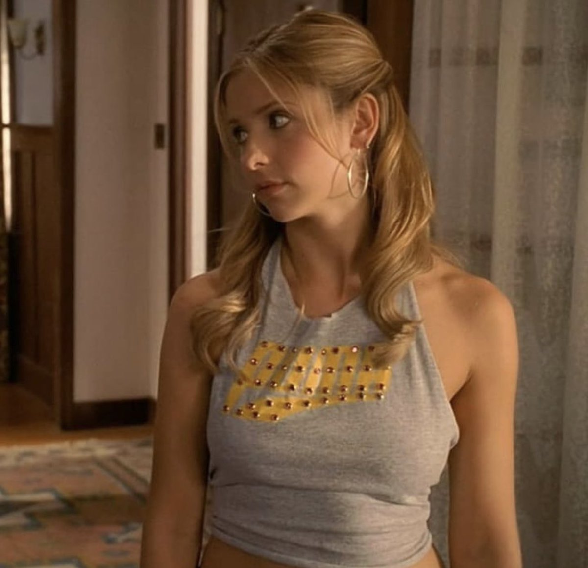 #BUFFY
Pouting in a pert and bouncy half updo ✨