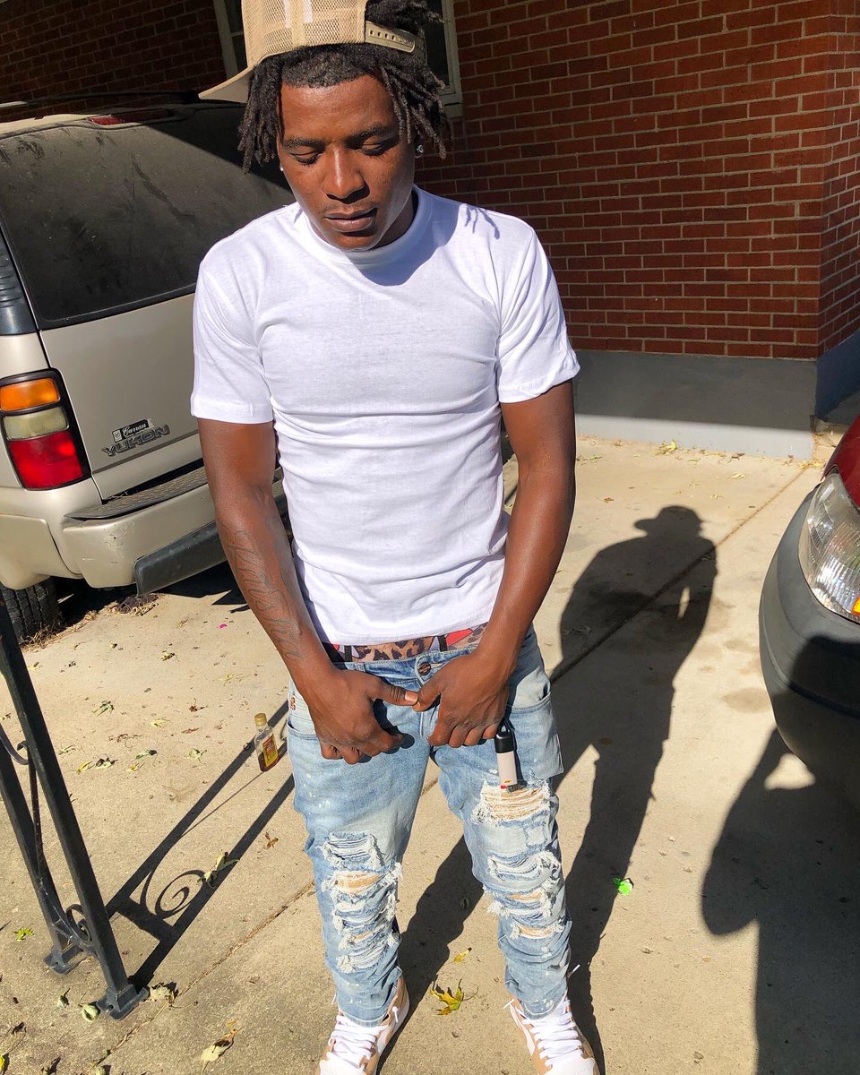 darkskinbeezy's tweet photo. Call me Mr put it on 🥶 the way I rock these clothes 🎒 https://t.co/x2m79TM3fG