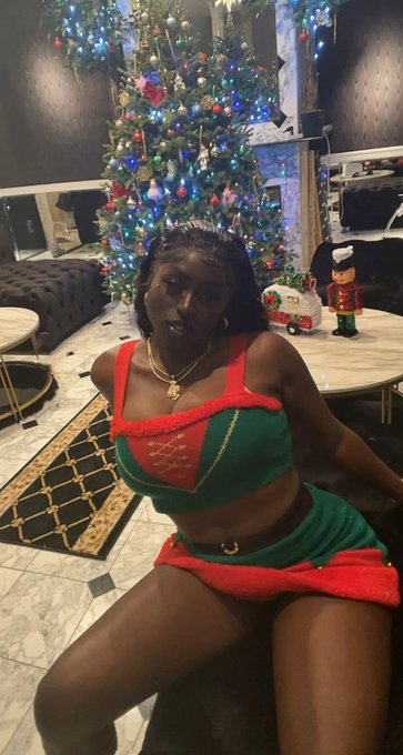 1 pic. Happy Holiday Whores 🎁 https://t.co/WMhOQulTcq