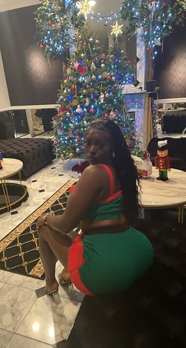 2 pic. Happy Holiday Whores 🎁 https://t.co/WMhOQulTcq