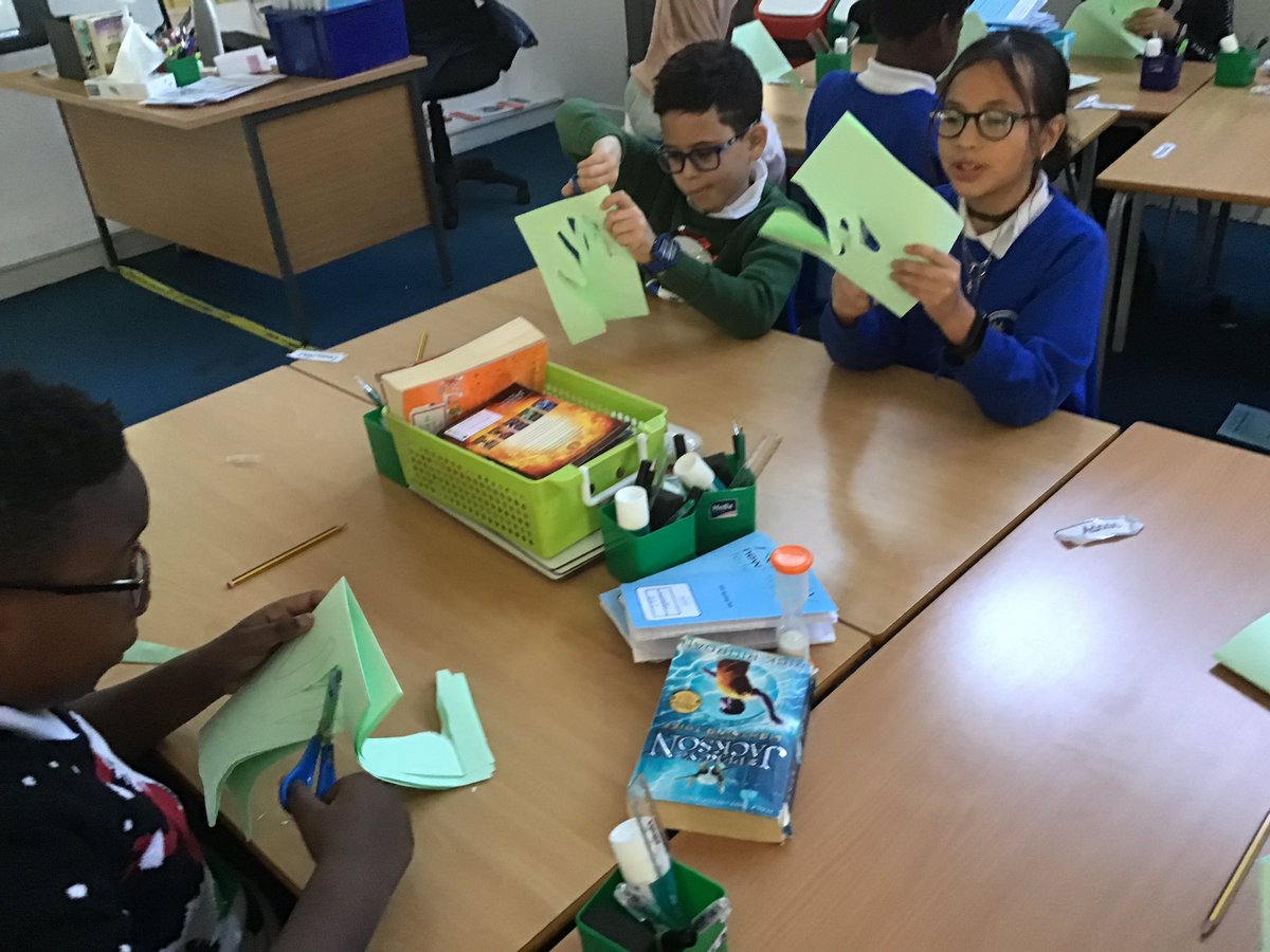 RachelOnyeanusi's tweet photo. 5W were so happy to make and take home their Christmas wreaths today. https://t.co/CFqvfp7rXu