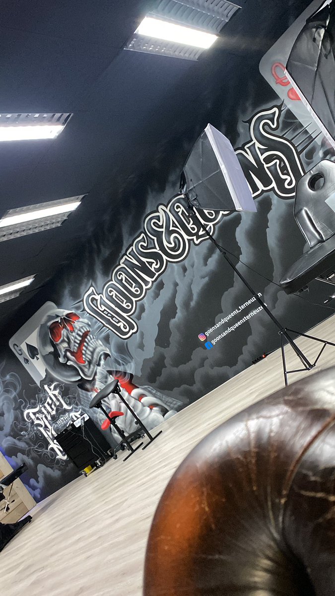 IN DE TATTOO SHOP GOONS &amp; QUEEN TERNEUZEN !