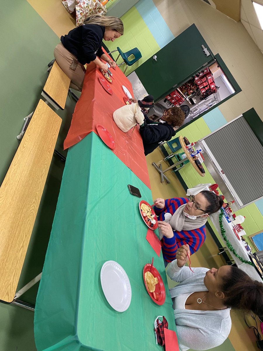 kimsw2871's tweet photo. Flapjack Friday here at JMFECLC with Mrs. Alston-Morgan as our head chef! Everyone enjoyed having breakfast together today 💚 @EDUtherapy2 @LB_SchooIs #juntospodemos https://t.co/xT4MKgjBqL