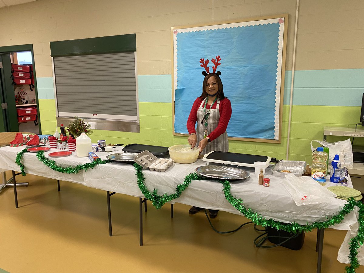 kimsw2871's tweet photo. Flapjack Friday here at JMFECLC with Mrs. Alston-Morgan as our head chef! Everyone enjoyed having breakfast together today 💚 @EDUtherapy2 @LB_SchooIs #juntospodemos https://t.co/xT4MKgjBqL