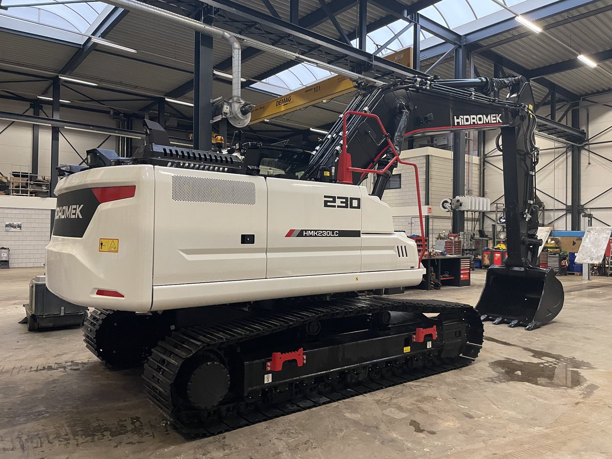 Hoftechniek's tweet photo. Tijd om de verhuurvloot wat te verjongen. Deze mooie HIDROMEK HMK230LC heeft zich al bewezen en zal met veel plezier ingezet gaan worden. #HIDROMEK #machineverhuur #havens #graafmachine #recycling #gww https://t.co/UrEKc7fq6q